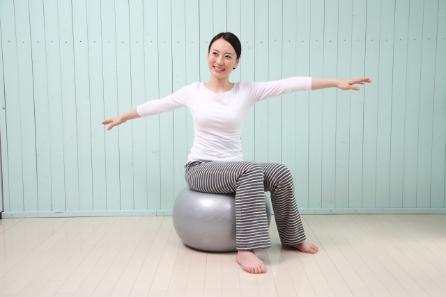 椅子じゃできない！バランスボールに座るだけのながらダイエットを体感しよう